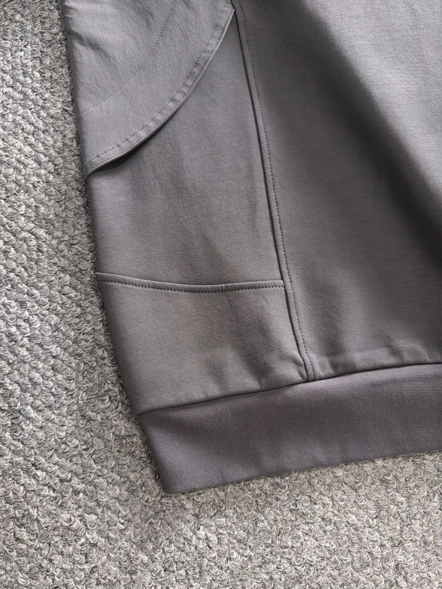 LACOSTE French crocodile Lacoste New Arrival long-sleeved sweatshirt for men and women. Same Style. Many stars have the same style. Craftsmanship that cannot be copied by ordinary small workshops. No matter in terms of materials, detail restoration and craftsmanship, we are not afraid of any challenges, just to provide you with wonderful products. Compare the top Original versions at will. Just to do better at any cost. Unique imported fabric feel. Purely imported German machine production. Precision operation. Thousands of needles density. Full set of New Arrival accessories with three standards for simultaneous customization. Upper body Versatile fashion. A perfect choice for autumn and winter. A must-have item. Sizes: 3-7 (equivalent to M-3XL)